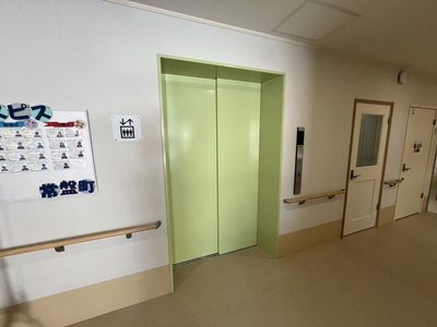 光が差し込む廊下
