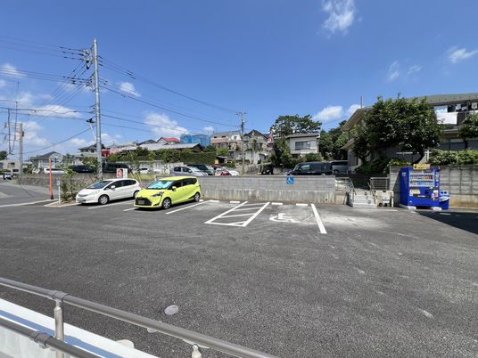 広々とした駐車場