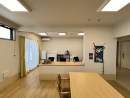 明るく落ち着いた受付エリア