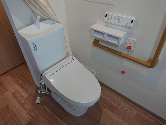 設備が整ったトイレ トイレ 安全で快適、手すり付きの清潔なトイレです。足腰に不安のある方も使いやすく設計されています。