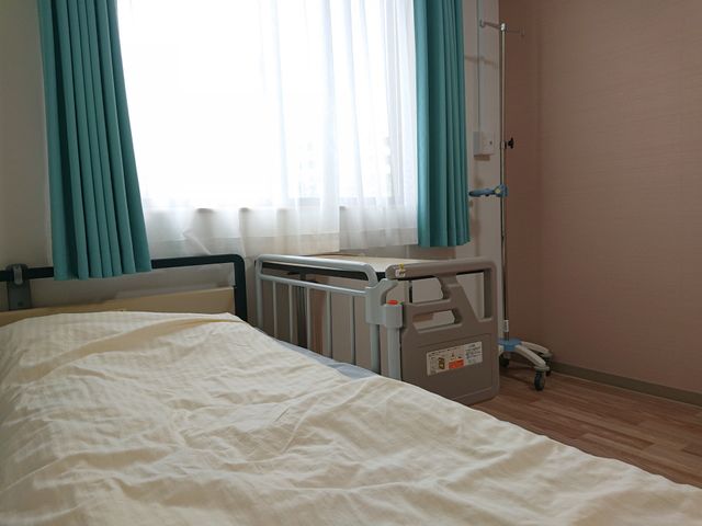 ゆったりした居室 居室 ゆとりある空間の居室です。窓辺では、明るい自然光が心地よさをもたらします。