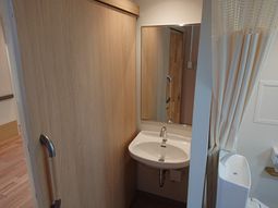 明るい個室の洗面所