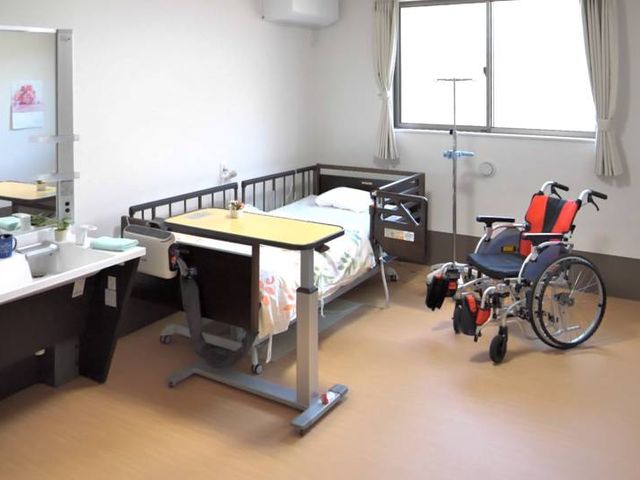 笑顔で接するスタッフイメージ 居室 明るく穏やかな雰囲気の中で、ご入居者の笑顔を引き出すやりがいのある仕事を始めましょう。