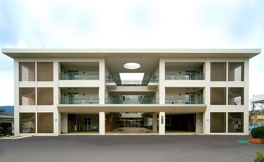 モダンな建物の外観