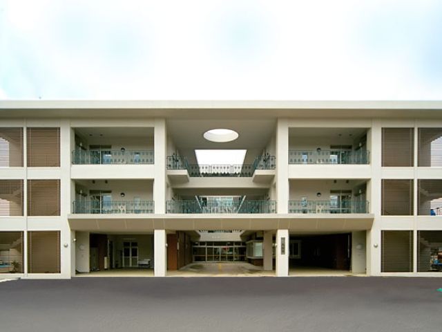 モダンな建物の外観 外観 明るい光が差し込むエントランス部分を持つ、スタイリッシュな建物です。
