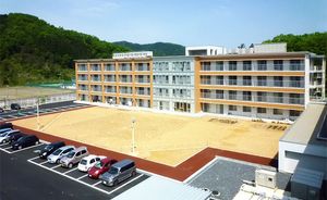 広い駐車場の外観