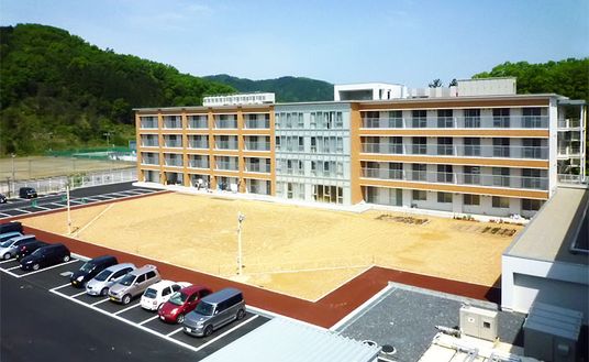 広い駐車場の外観