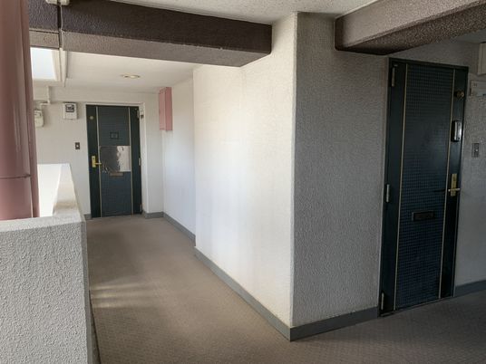 廊下の角にある部屋の入口