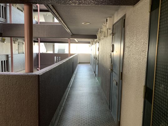 広々とした明るい廊下