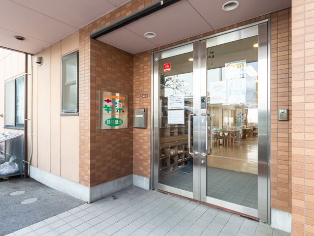 施設の入り口 エントランス 開放感ある入口で、自然光が差し込み明るい雰囲気です。扉は車椅子でも通れる幅です。