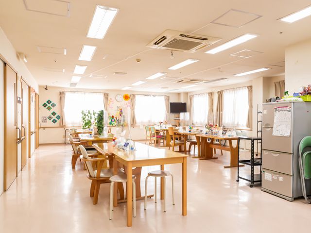 広々とした明るい部屋 食堂 自然光が差し込む広々とした空間です。椅子に座ってリラックスしながら食事を楽しめます。