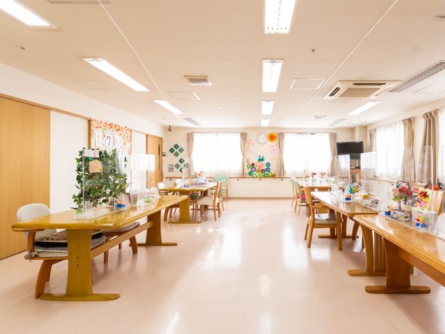 明るいダイニングルーム ダイニングルーム 広々とした明るい空間で、自然光が差し込む温かみのある雰囲気になっています。