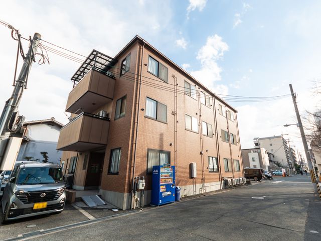 親しみやすい外観 外観 落ち着いた色合いの建物は、穏やかな環境での就業を考えている方に最適です。