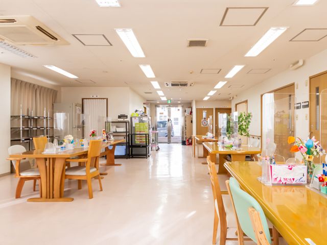 明るい共有スペース ダイニングルーム   自然光が差し込む広々とした食事スペースで、快適にお仕事いただけます。