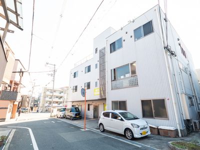 白い外壁の建物外観