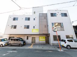 白い建物の外観