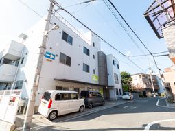 静かな街並みの外観