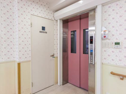 明るいエレベーターの前