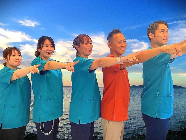 元気な介護スタッフ スタッフイメージ 一緒に笑顔を届ける仲間を募集中です。チームワークを重視し、利用者さまの幸せを第一に考えるお仕事です。