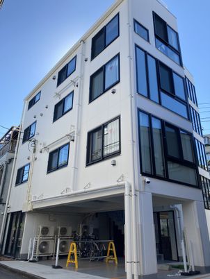 新しい建物の外観