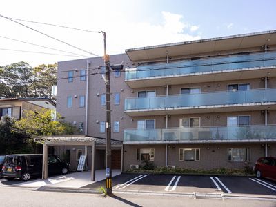 明るい日差しのエントランス