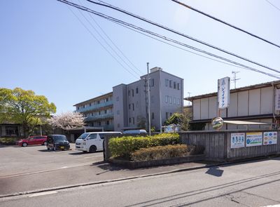 桜並木沿いの外観