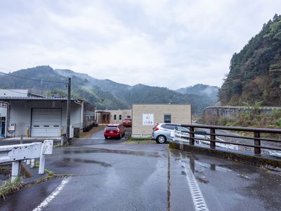 静かな山々に囲まれた外観