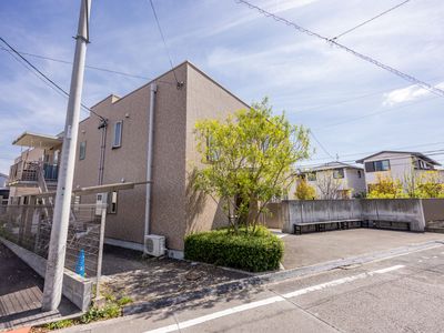明るい外観の施設