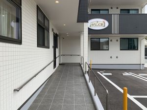 入口付近の明るいエントランス