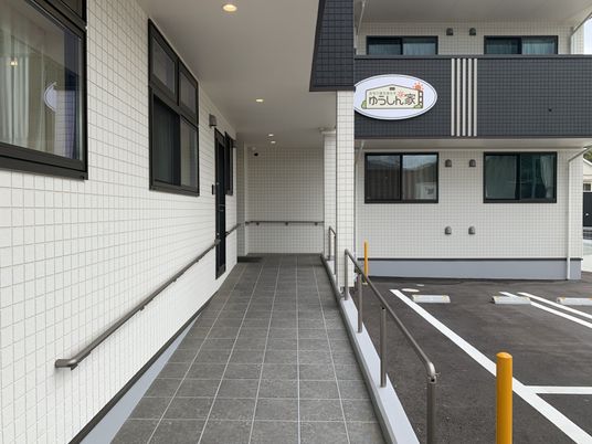 入口付近の明るいエントランス