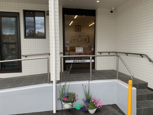入口と看板が見えるエントランス