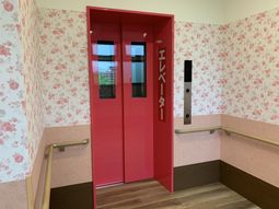 赤いエレベーターの扉