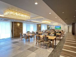 ゆったり食事が楽しめる食堂