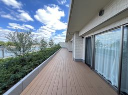 広々とした明るいテラス