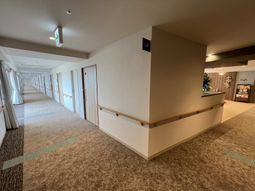 明るく広々とした廊下