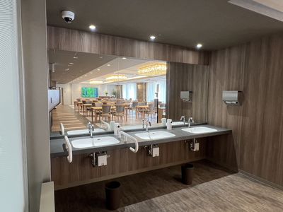 清潔な洗面台と食堂