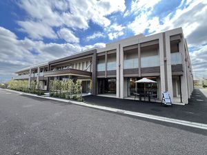 明るい外観の施設