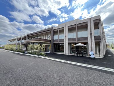 明るい外観の施設