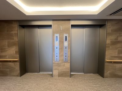 エレベーターの明るいエントランス