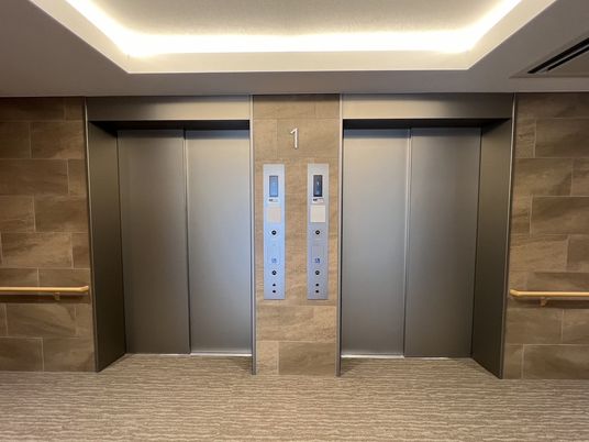 エレベーターの明るいエントランス