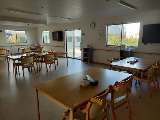 静かなリビングでくつろぐ