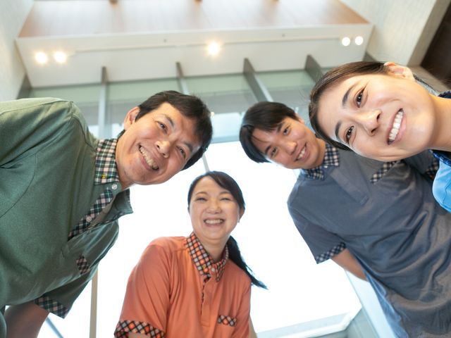 笑顔のスタッフ集合 スタッフイメージ   笑顔のスタッフが4人で写っており、明るい雰囲気です。協力しながら働く様子が伝わり、職場の温かさを感じられます。