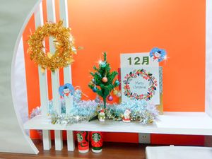 クリスマス飾りのあるロビー  