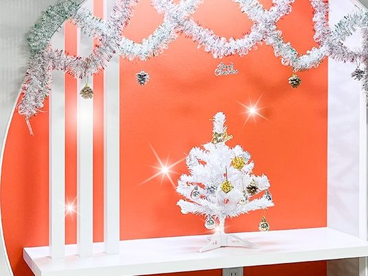 クリスマス装飾のある飾り棚  