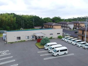 施設の外観と駐車場  
