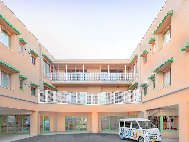 安らぎの中庭 中庭 ゆとりを感じる開放的な中庭です。心地よい風が通るこの空間で、穏やかな時をお過ごしいただけます。