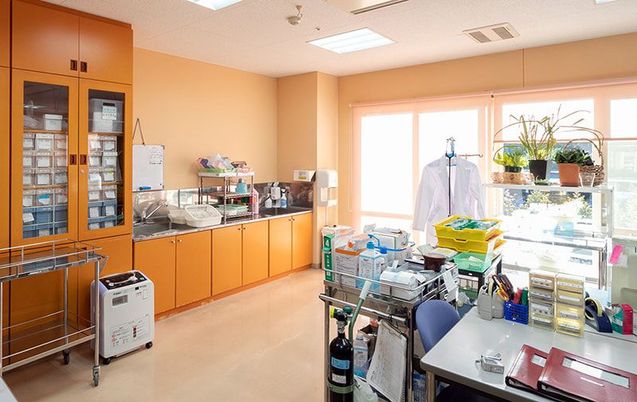 明るい医療器具の整った空間