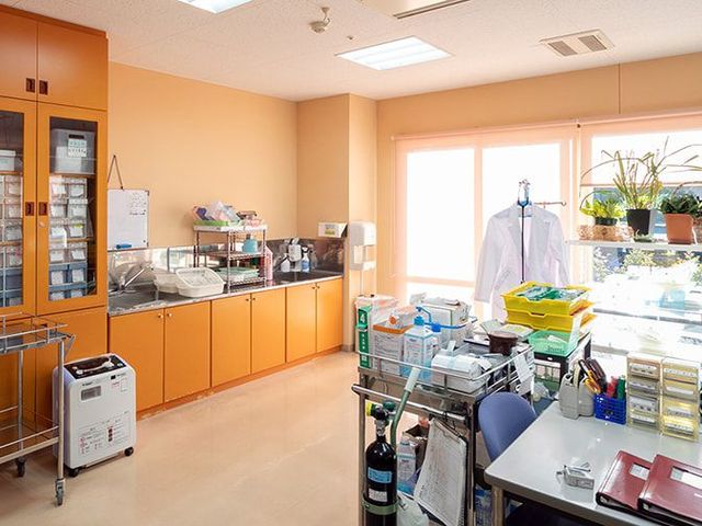 明るい医療器具の整った空間 機能訓練室 整然と配置された医療機器と清潔感溢れる空間で、リハビリテーションが行える訓練室です。
