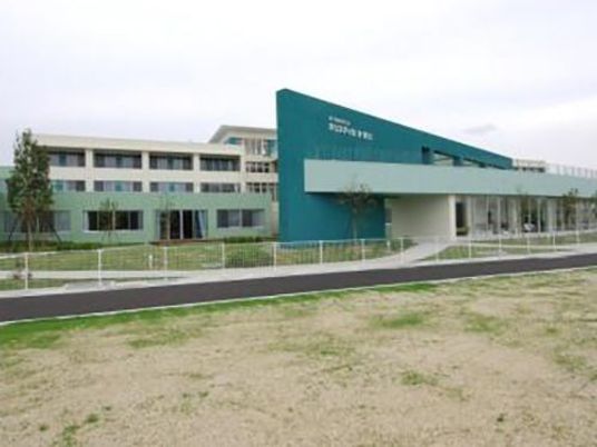 明るい外観の建物外観  