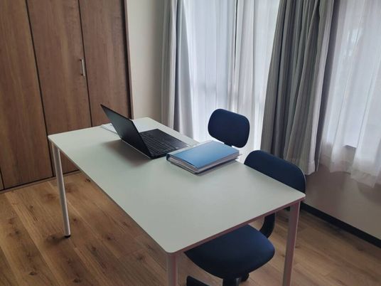 作業用デスクのプレーンな部屋